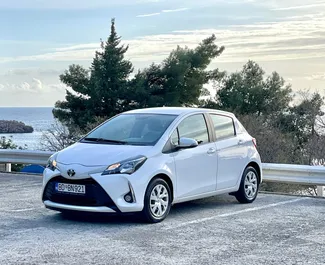 Vista frontale di un noleggio Toyota Yaris a Budva, Montenegro ✓ Auto #6278. ✓ Cambio Automatico TM ✓ 1 recensioni.