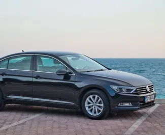 Vista frontale di un noleggio Volkswagen Passat a Budva, Montenegro ✓ Auto #5907. ✓ Cambio Automatico TM ✓ 1 recensioni.