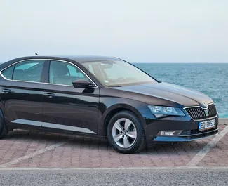 Vista frontale di un noleggio Skoda Superb a Budva, Montenegro ✓ Auto #5906. ✓ Cambio Automatico TM ✓ 0 recensioni.