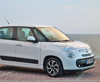 Vista frontale di un noleggio Fiat 500l a Budva, Montenegro ✓ Auto #5908. ✓ Cambio Manuale TM ✓ 1 recensioni.