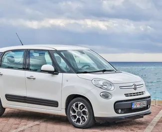 Vista frontale di un noleggio Fiat 500l a Budva, Montenegro ✓ Auto #5887. ✓ Cambio Manuale TM ✓ 0 recensioni.