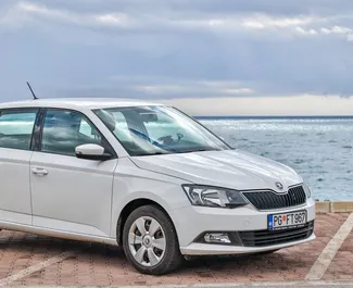 Vista frontale di un noleggio Skoda Fabia a Budva, Montenegro ✓ Auto #5889. ✓ Cambio Automatico TM ✓ 12 recensioni.