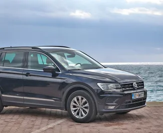 Vista frontale di un noleggio Volkswagen Tiguan a Budva, Montenegro ✓ Auto #5888. ✓ Cambio Automatico TM ✓ 5 recensioni.