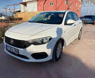 Vista frontale di un noleggio Fiat Egea all'aeroporto di Antalya, Turchia ✓ Auto #5839. ✓ Cambio Manuale TM ✓ 1 recensioni.