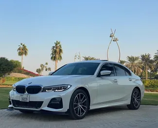 Vista frontale di un noleggio BMW 330i a Dubai, Emirati Arabi Uniti ✓ Auto #5980. ✓ Cambio Automatico TM ✓ 0 recensioni.