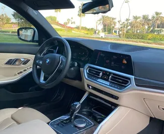 Noleggio BMW 330i. Auto Comfort, Premium per il noleggio negli Emirati Arabi Uniti ✓ Cauzione di Deposito di 2000 AED ✓ Opzioni assicurative RCT, CDW.