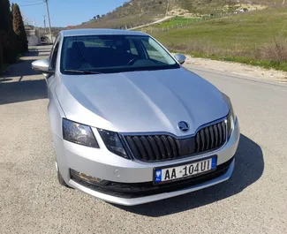 Vista frontale di un noleggio Skoda Octavia a Tirana, Albania ✓ Auto #6237. ✓ Cambio Manuale TM ✓ 0 recensioni.