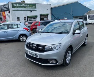 Vista frontale di un noleggio Dacia Sandero all'aeroporto di Burgas, Bulgaria ✓ Auto #3632. ✓ Cambio Automatico TM ✓ 0 recensioni.