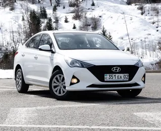 Vista frontale di un noleggio Hyundai Accent all'aeroporto di Almaty, Kazakistan ✓ Auto #5817. ✓ Cambio Automatico TM ✓ 1 recensioni.