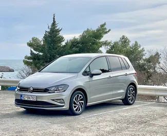 Vista frontale di un noleggio Volkswagen Golf Sportsvan a Budva, Montenegro ✓ Auto #6279. ✓ Cambio Automatico TM ✓ 1 recensioni.