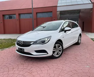 Vista frontale di un noleggio Opel Astra Sports Tourer in Becici, Montenegro ✓ Auto #5951. ✓ Cambio Manuale TM ✓ 1 recensioni.