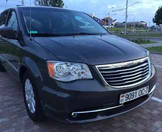 Vista frontale di un noleggio Chrysler Town & Country a Minsk, Bielorussia ✓ Auto #5836. ✓ Cambio Automatico TM ✓ 0 recensioni.