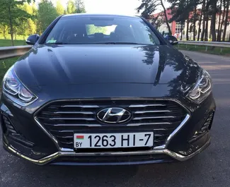 Vista frontale di un noleggio Hyundai Sonata a Minsk, Bielorussia ✓ Auto #5838. ✓ Cambio Automatico TM ✓ 0 recensioni.