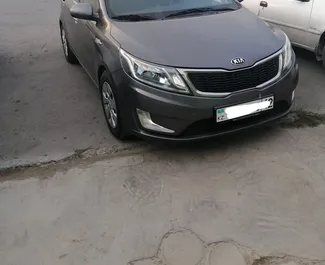 Vista frontale di un noleggio Kia Rio ad Aktau, Kazakistan ✓ Auto #6269. ✓ Cambio Automatico TM ✓ 0 recensioni.