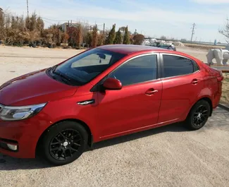 Vista frontale di un noleggio Kia Rio ad Aktau, Kazakistan ✓ Auto #6272. ✓ Cambio Automatico TM ✓ 0 recensioni.