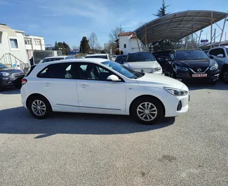 Vista frontale di un noleggio Hyundai i30 all'aeroporto di Salonicco, Grecia ✓ Auto #6034. ✓ Cambio Manuale TM ✓ 0 recensioni.