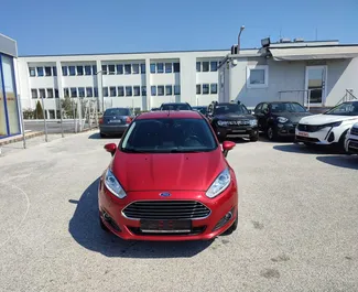 Vista frontale di un noleggio Ford Fiesta all'aeroporto di Salonicco, Grecia ✓ Auto #6173. ✓ Cambio Manuale TM ✓ 0 recensioni.