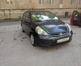 Vista frontale di un noleggio Honda Fit a Tbilisi, Georgia ✓ Auto #5867. ✓ Cambio Automatico TM ✓ 0 recensioni.