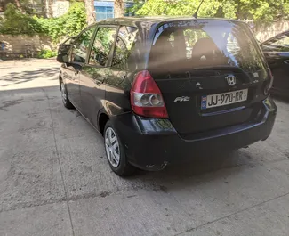 Noleggio Honda Fit. Auto Economica, Comfort per il noleggio in Georgia ✓ Cauzione di Deposito di 100 GEL ✓ Opzioni assicurative RCT, SCDW.