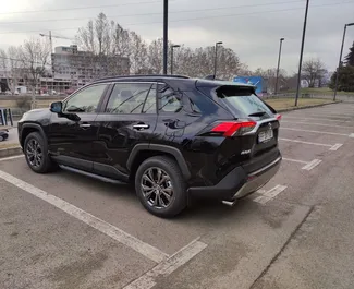 Interni di Toyota Rav4 in affitto in Georgia. Un'ottima auto da 5 posti con cambio Automatico.