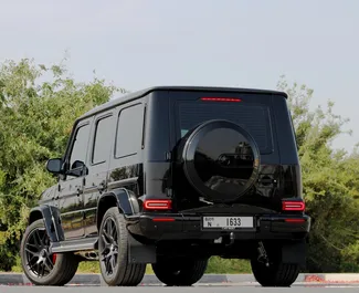 Interni di Mercedes-Benz G63 AMG in affitto negli Emirati Arabi Uniti. Un'ottima auto da 5 posti con cambio Automatico.