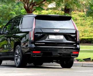 Cadillac Escalade 2023 disponibile per il noleggio a Dubai, con limite di chilometraggio di 250 km/giorno.