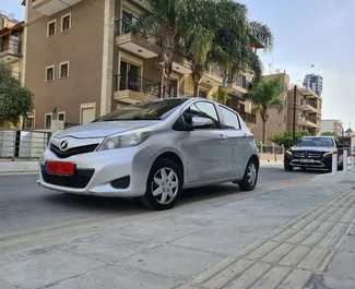 Toyota Vitz 2014 disponibile per il noleggio a Limassol, con limite di chilometraggio di illimitato.