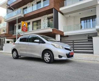 Interni di Toyota Vitz in affitto a Cipro. Un'ottima auto da 5 posti con cambio Automatico.