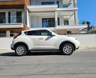Nissan Juke 2015 disponibile per il noleggio a Limassol, con limite di chilometraggio di illimitato.
