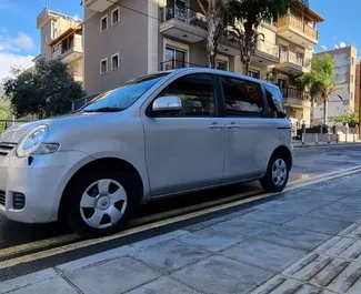 Noleggio Toyota Sienta. Auto Economica, Comfort, Monovolume per il noleggio a Cipro ✓ Cauzione di Deposito di 200 EUR ✓ Opzioni assicurative RCT, CDW, SCDW, FDW, Furto, Giovane.