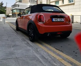 Vista frontale di un noleggio Mini Cooper Cabrio a Limassol, Cipro ✓ Auto #5930. ✓ Cambio Automatico TM ✓ 0 recensioni.