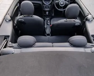 Mini Cooper Cabrio 2019 disponibile per il noleggio a Limassol, con limite di chilometraggio di illimitato.