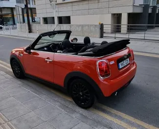 Interni di Mini Cooper Cabrio in affitto a Cipro. Un'ottima auto da 4 posti con cambio Automatico.