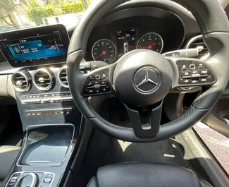 Interni di Mercedes-Benz C-Class in affitto a Cipro. Un'ottima auto da 5 posti con cambio Automatico.