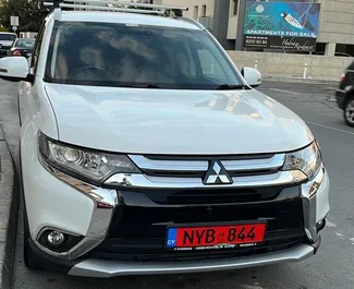 Vista frontale di un noleggio Mitsubishi Outlander a Limassol, Cipro ✓ Auto #5917. ✓ Cambio Automatico TM ✓ 0 recensioni.