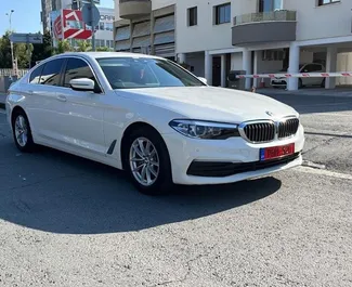 Noleggio BMW 520i. Auto Premium per il noleggio a Cipro ✓ Cauzione di Deposito di 1500 EUR ✓ Opzioni assicurative RCT, CDW, SCDW, FDW, Furto, Giovane.