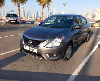 Vista frontale di un noleggio Nissan Versa a Dubai, Emirati Arabi Uniti ✓ Auto #6273. ✓ Cambio Automatico TM ✓ 0 recensioni.