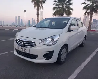 Vista frontale di un noleggio Mitsubishi Attrage a Dubai, Emirati Arabi Uniti ✓ Auto #6275. ✓ Cambio Automatico TM ✓ 0 recensioni.