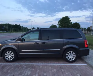 Interni di Chrysler Town & Country in affitto in Bielorussia. Un'ottima auto da 7 posti con cambio Automatico.