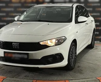 Vista frontale di un noleggio Fiat Egea a Istanbul, Turchia ✓ Auto #6232. ✓ Cambio Manuale TM ✓ 0 recensioni.