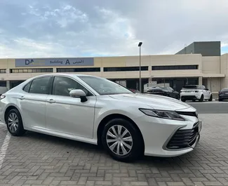 Noleggio auto Toyota Camry 2023 negli Emirati Arabi Uniti, con carburante Benzina e 210 cavalli di potenza ➤ A partire da 140 AED al giorno.