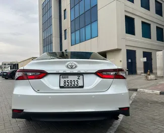 Noleggio Toyota Camry. Auto Comfort, Premium per il noleggio negli Emirati Arabi Uniti ✓ Cauzione di Deposito di 1500 AED ✓ Opzioni assicurative RCT, CDW.