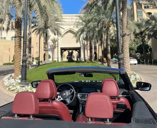 Interni di BMW 420i Cabrio in affitto negli Emirati Arabi Uniti. Un'ottima auto da 4 posti con cambio Automatico.