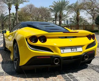 Ferrari F8 2022 disponibile per il noleggio a Dubai, con limite di chilometraggio di 250 km/giorno.