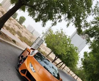 Vista frontale di un noleggio Lamborghini Huracan Evo Cabrio a Dubai, Emirati Arabi Uniti ✓ Auto #5998. ✓ Cambio Automatico TM ✓ 0 recensioni.