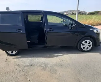 Vista frontale di un noleggio Toyota Sienta a Larnaca, Cipro ✓ Auto #6519. ✓ Cambio Automatico TM ✓ 0 recensioni.