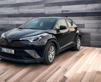 Vista frontale di un noleggio Toyota C-HR a Tbilisi, Georgia ✓ Auto #6327. ✓ Cambio Automatico TM ✓ 0 recensioni.