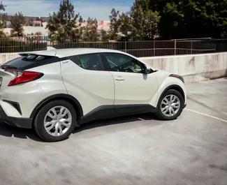 Noleggio Toyota C-HR. Auto Economica, Comfort, Crossover per il noleggio in Georgia ✓ Cauzione di Deposito di 500 GEL ✓ Opzioni assicurative RCT, CDW.