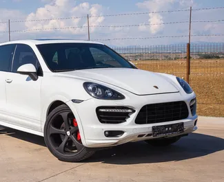 Vista frontale di un noleggio Porsche Cayenne a Tbilisi, Georgia ✓ Auto #6291. ✓ Cambio Automatico TM ✓ 0 recensioni.