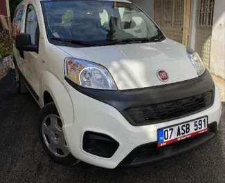 Vista frontale di un noleggio Fiat Fiorino all'aeroporto di Antalya, Turchia ✓ Auto #6449. ✓ Cambio Manuale TM ✓ 0 recensioni.